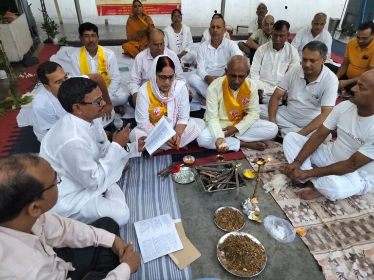 पतंजलि के योग साधको ने आचार्य बालकृष्ण का जन्म दिन “जड़ी बूटी दिवस” के रुप में बड़े धूमधाम से मनाया ।