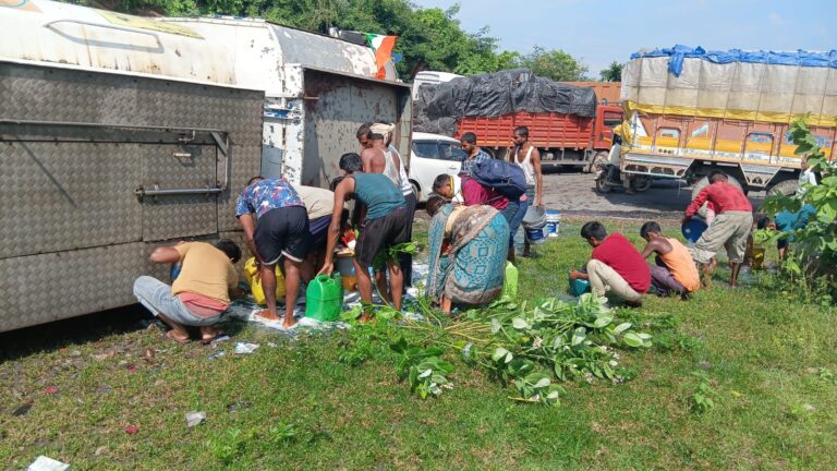 अनियंत्रित होकर मारकुंडी घाटी मे डीजल लदा टैंकर पलटा, डीजल लेने दौड़े स्थानीय।।
