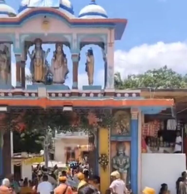 रेणुकूट के राधा कृष्ण मंदिर में उमड़ी भीड़, बिहार, मध्यप्रदेश, छत्तीसगढ़, झारखंड समेत कई राज्यों से दर्शन के लिए पहुंचे श्रद्धालु।