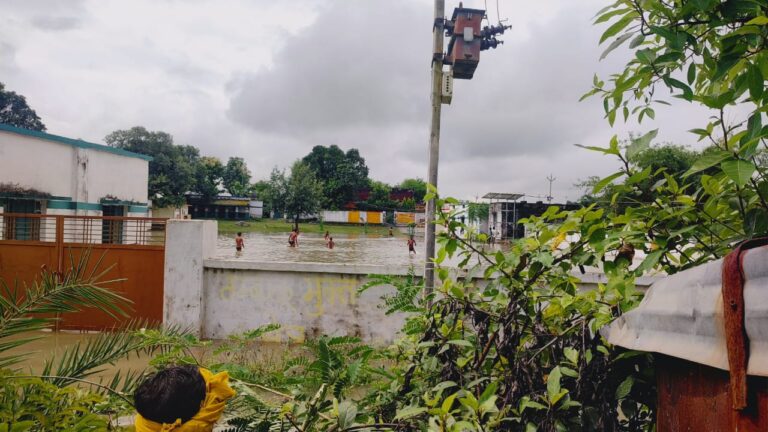 भारी बारिश से चुर्क क्षेत्र के कई गांवों में घरों और स्कूलों में भरा पानी, प्रशासन ने शुरू किया राहत कार्य।