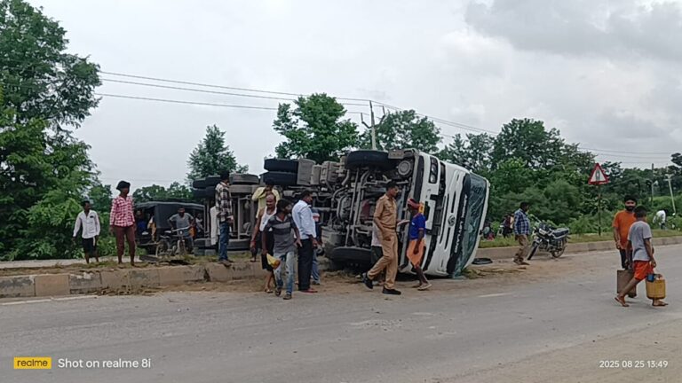 वाराणसी-शक्तिनगर मार्ग पर ट्रेलर पलटा, चालक बाल-बाल बचा.