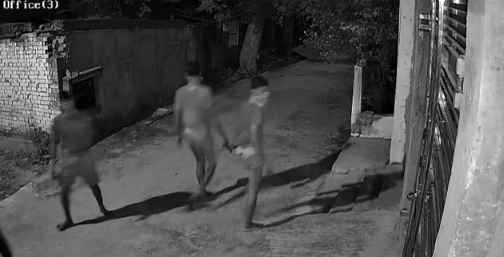दुद्धी – देर रात डीसीएफ कालोनी में कच्छा बनियान नंगे पाव नकाब पोश की चहल कदमी से नगर वासी में डर का माहौल। कैमरे में कैद गतिविधियां।