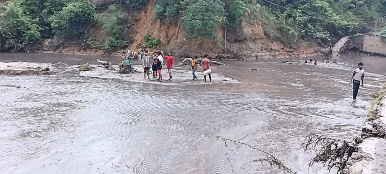 रिहंद जलाशय में छोड़ा जा रहा कोल माइंस का ज़हरीला पानी: सोनभद्र और सिंगरौली के ‘ऊर्जांचल’ में घुलता ज़हर.