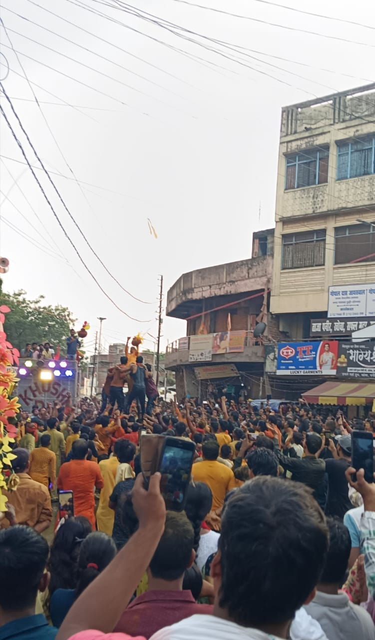 भगवान श्रीकृष्ण की निकली मनोरम झांकी विभिन्न स्थलों पर हल्दी रंग के साथ मटका फोड़ दही हांडी का आयोजन , सैकड़ो वर्षों से अंग्रेजों के जमाने से चली आ रही अनवरत परम्परा.