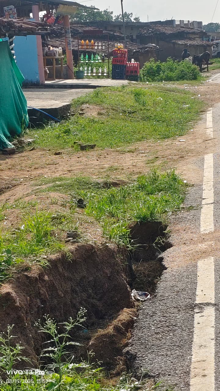 सड़क किनारे गड्ढा दुर्घटना को दे रहा दावत.