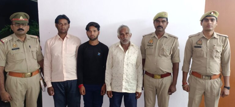 रॉबर्ट्सगंज में भूसा हटाने के विवाद में हत्या, तीन आरोपी गिरफ्तार – पुलिस ने बरामद किए हथियार.