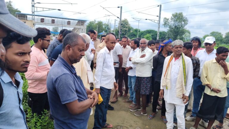 विंढमगंज : मानव पुलिया के अभाव में 40 वर्षीय युवक की ट्रेन की चपेट में आने से दर्दनाक मौत, ग्रामीणों में आक्रोश.