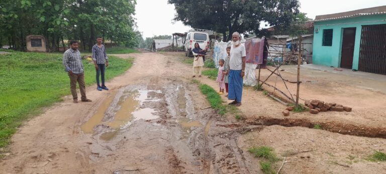 ग्रामीणो ने की सड़क निर्माण कराए जाने की मांग