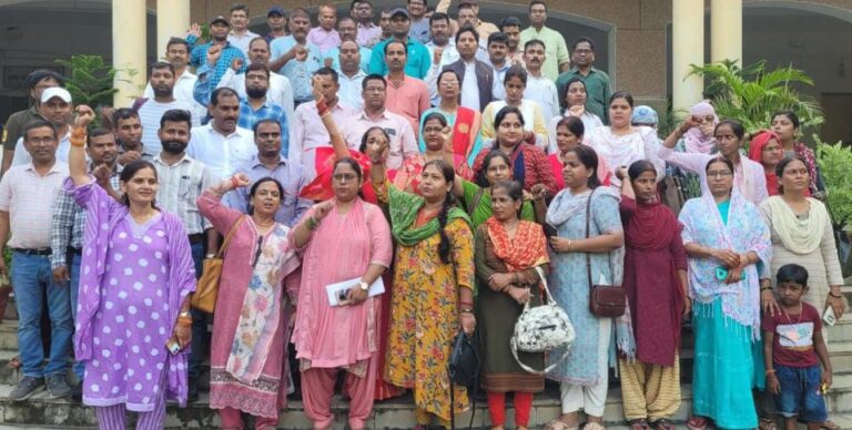 महिला शिक्षकों का सोनभद्र बीएसए से वार्ता विफल, डीएम को सौंपा ज्ञापन.