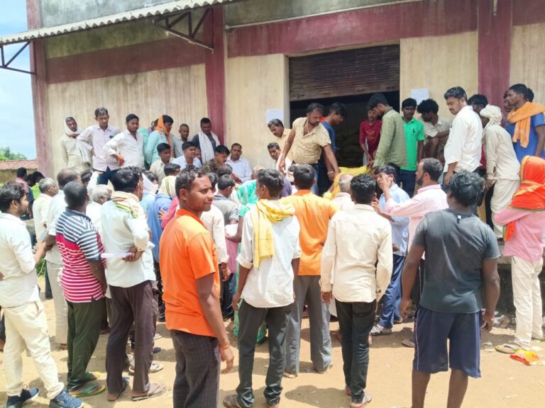 आरंगपानी लैंपस में तीसरी बार शांतिपूर्ण तरीके से हुआ खाद वितरण.