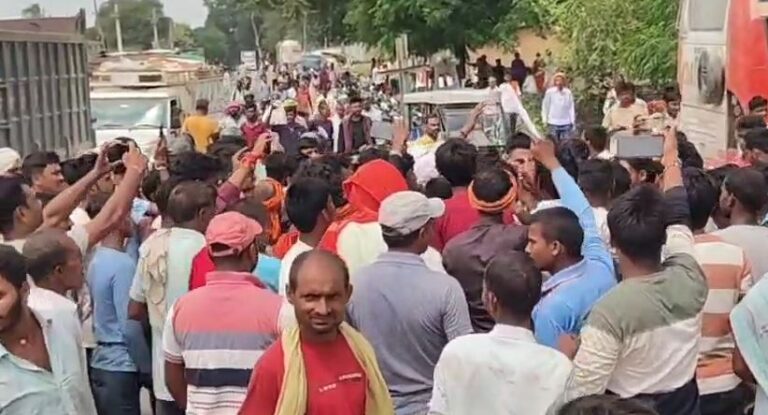 खाद वितरण में लापरवाही पर भड़के किसान, सड़क जाम और हंगामे से थम गई रफ्तार.