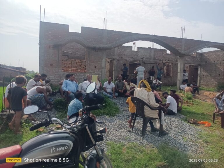 नव युवक दुर्गा पूजा समिति ग्राम टेढ़ा की पुरानी कमेटी भंग कर नई कमेटी अध्यक्ष ओम प्रकाश यादव बनें।