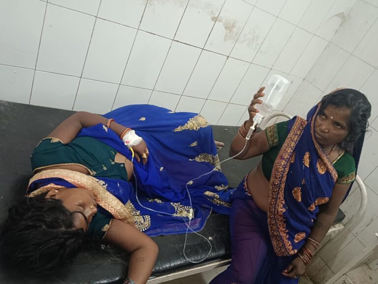 पारिवारिक झगड़े से तंग आकर महिला ने सिंदूर पीया हालत बिगड़ने पर परिजन अस्पताल लेकर पहुंचे।