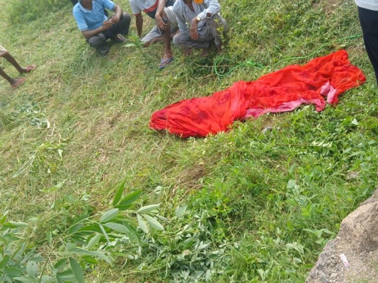 बकरी को पानी पिलाने के लिए कुआँ से पानी निकलते वक्त पैर फिसलने से 38 वर्षीय महिला की डूबने से मौत।