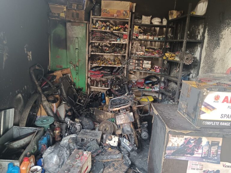मोटर पार्ट्स की दुकान में लगी आग, लगभग 2 लाख का सामान स्वाहा।