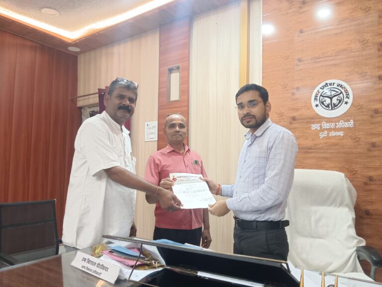जनधन की हानि को लेकर सड़कों पर घूम रहे गौ माता के गौशाला में रखरखाव के लिए खंड विकास अधिकारी को सौपा पत्र।