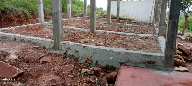 जिला पंचायत से बन रहे यात्री भवन में भ्रष्टाचार,बिना गड्ढा खोदे,लेंथ बाधे खड़ा कर दिया पिलर।