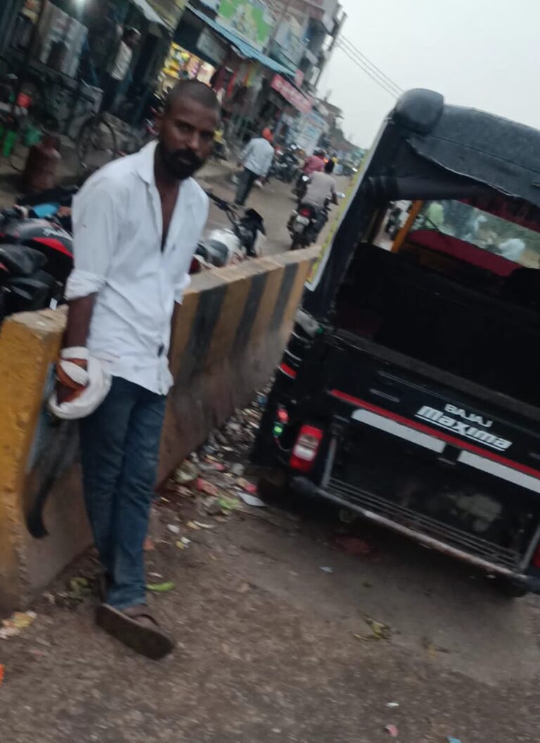 नंगी तलवार भाजते हुए व्यक्ति का विडियो वायरल। पुलिस ने धर दबोचा।