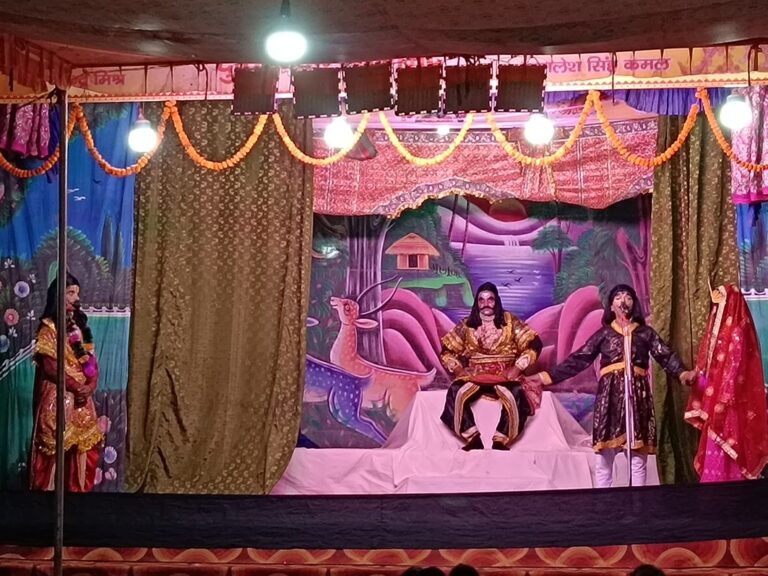 दुद्धी रामलीला : किष्किंधा के प्रतापी राजा बाली ने रावण को कराया शक्ति का एहसास नहीं उठा सका रावण सुरक्षा कवच , देवताओं के पुष्पक विमान लेने के लिए पहुंचा रावण सौतेले भाई कुबेर के पास।