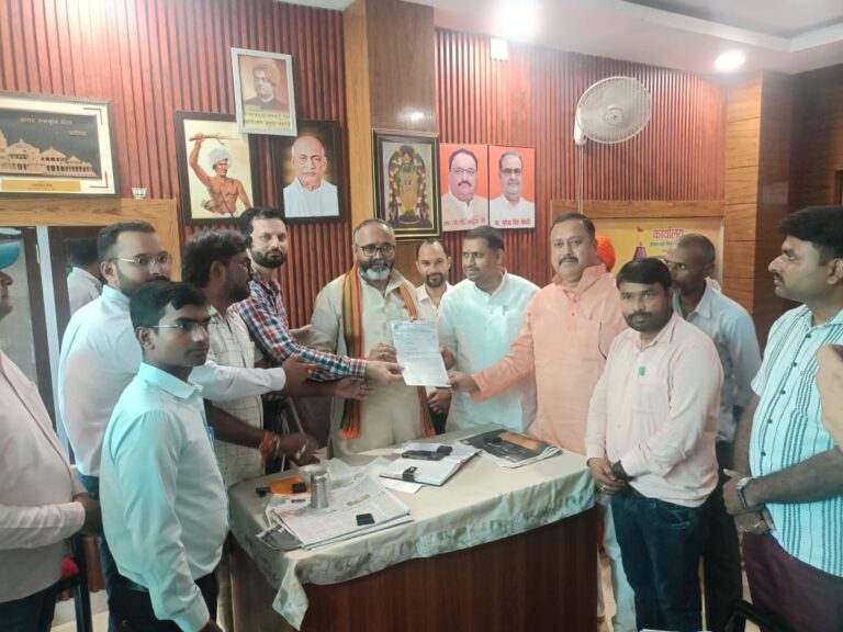 Sonbhadra News : NCTE एक्ट 2017 में पुनः संशोधन करने की मांग को लेकर सदर विधायक रॉबर्टसगंज को उत्तर प्रदेशीय प्राथमिक शिक्षक संघ ने सौपा ज्ञापन।