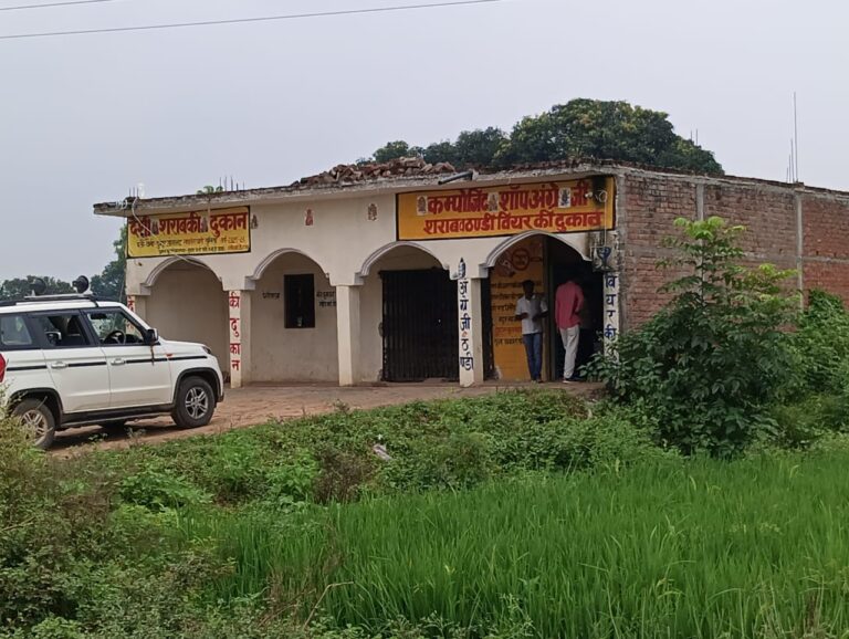 वैनी कंपोजिट अंग्रेजी शराब की दुकान से बेची जा रही बिहार को शराब की बड़ी खेप।