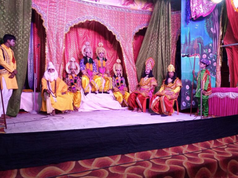 दुद्धी रामलीला : तीनों रानियों के संतान सुख से वंचित राजा दशरथ गुरु वशिष्ट के पास पहुंचे गुरु ने मार्गदर्शन किया।