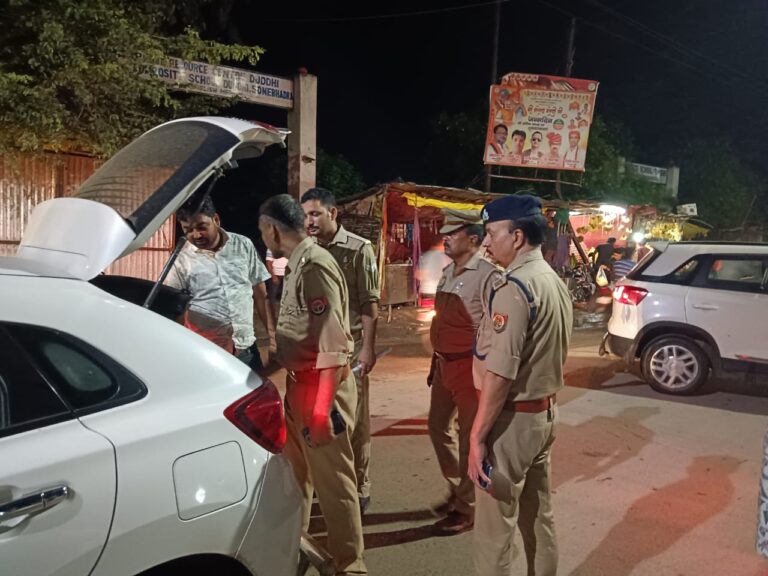पुलिस क्षेत्राधिकारी दुद्धी की मौजूदगी में चला वाहनों की सघन चेकिंग अभियान।