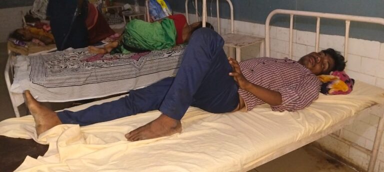 धान के खेत में सर्प ने युवक को काटा सामुदायिक स्वास्थ्य केंद्र में भर्ती।