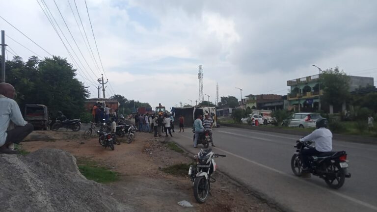 राखड लदा ट्रेलर अनियंत्रित होकर पलटा, चालक सुरक्षित।