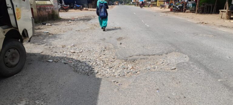 गड्ढों में तब्दील हुआ आश्रम मोड़ मुख्य मार्ग, ग्रामीणों में आक्रोश.