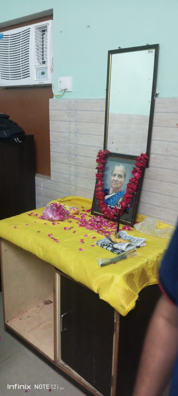 डबरा निवासिनी माता सुधा पहारिया जी ने काशी में ली जल समाधि.