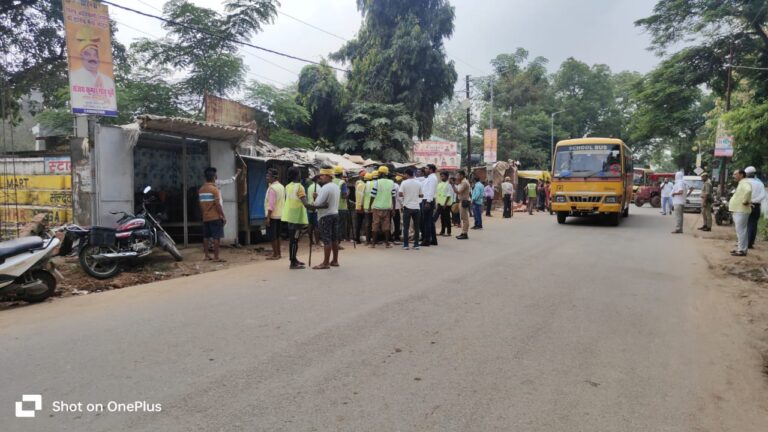 नगर पंचायत दुद्धी में चला अतिक्रमण हटाओ अभियान.