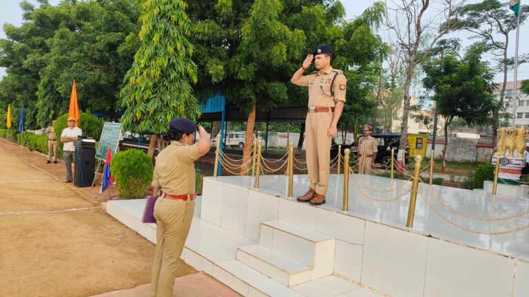 पुलिस अधीक्षक सोनभद्र ने रिजर्व पुलिस लाईन चुर्क में शुक्रवार परेड की ली सलामी, तत्पश्चात किया निरीक्षण.