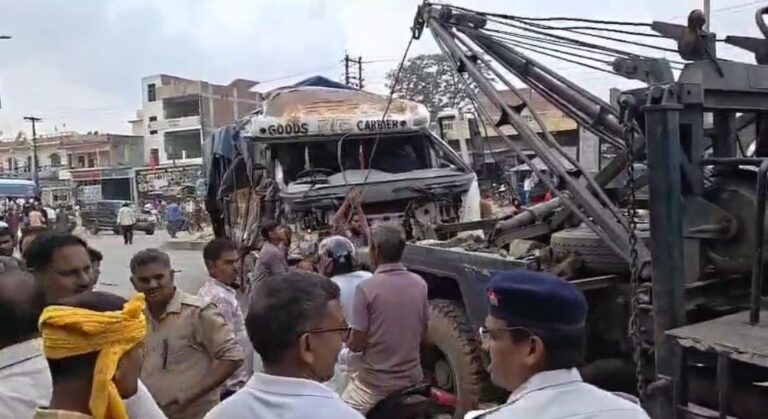 रॉबर्ट्सगंज: उरमौरा में भीषण सड़क हादसा, ट्रक चालक और पत्नी घायल