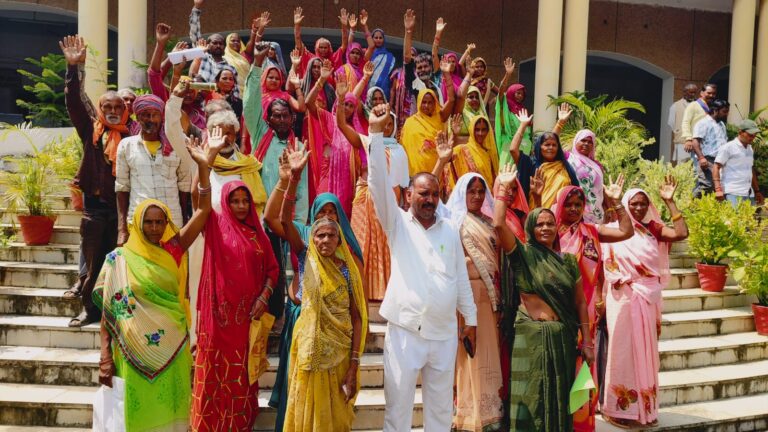 मतदाता सूची से नाम कटने से नाराज़ ग्रामीणो ने किया प्रदर्शन.