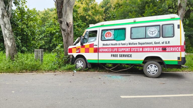 मुर्धवा-बीजपुर मार्ग पर पेड़ से टकराई एंबुलेंस.