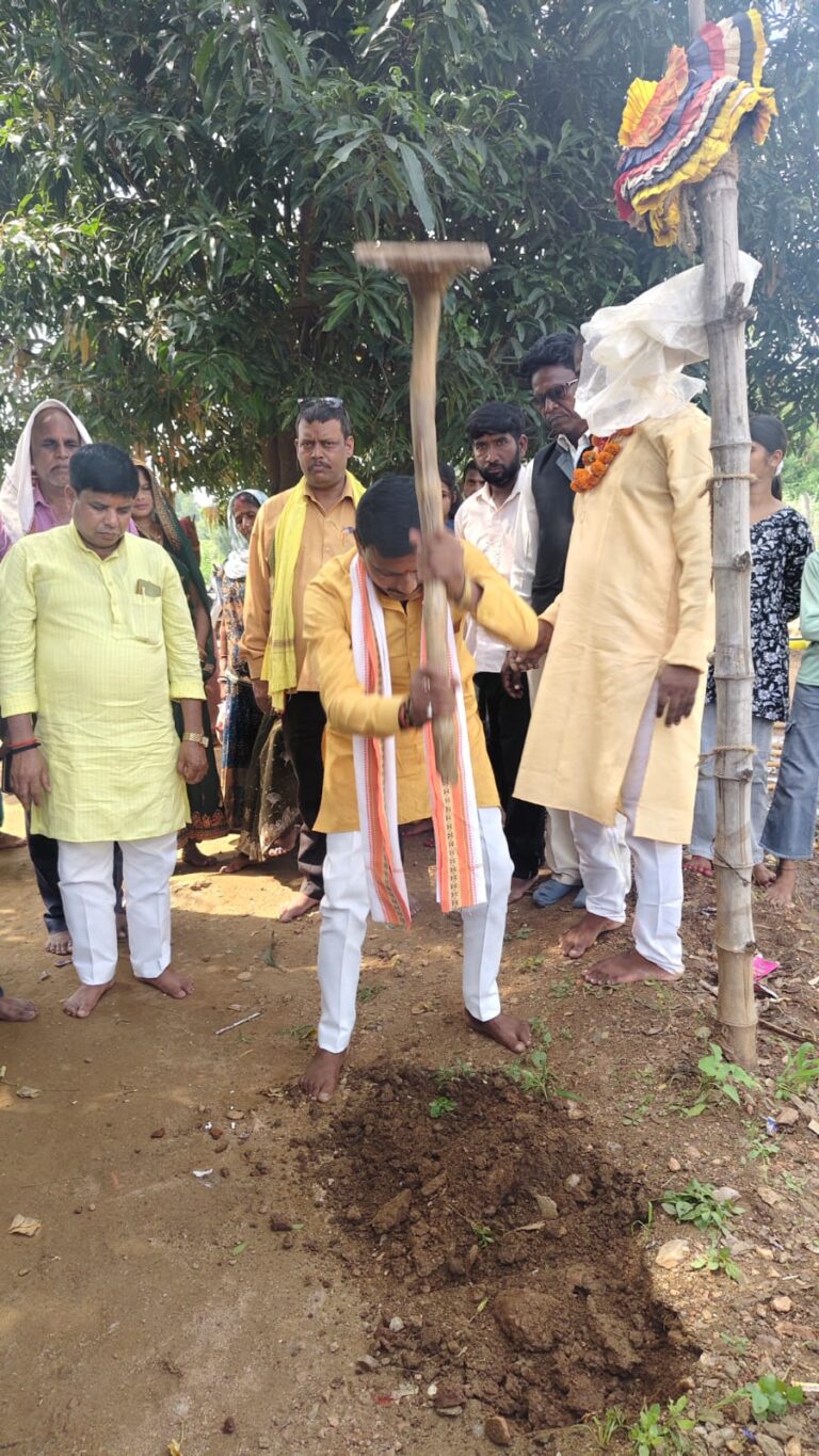 म्योरपुर ब्लॉक में सड़क निर्माण व स्मृति द्वार का शिलान्यास-उद्घाटन.