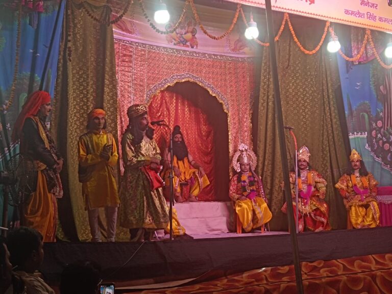 दुद्धी रामलीला में गूंजी जय-जयकार: श्रीराम ने धनुष को तोड़ माता सीता का वरण किया.