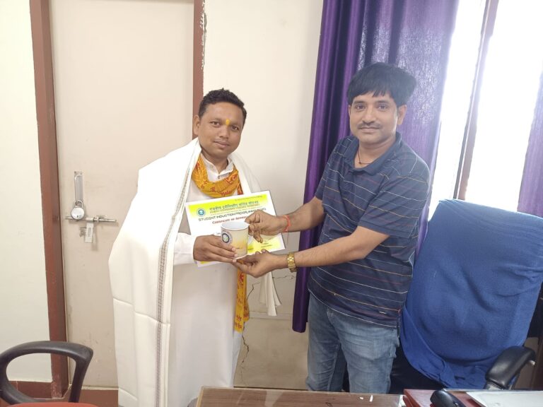 राजकीय इंजीनियरिंग कॉलेज सोनभद्र ने योग गुरु योगी संकटमोचन को किया सम्मानित