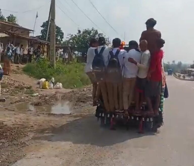 स्कूली बच्चों की जान से खिलवाड़: ठसाठस भरे ऑटो, प्रशासन मौन.