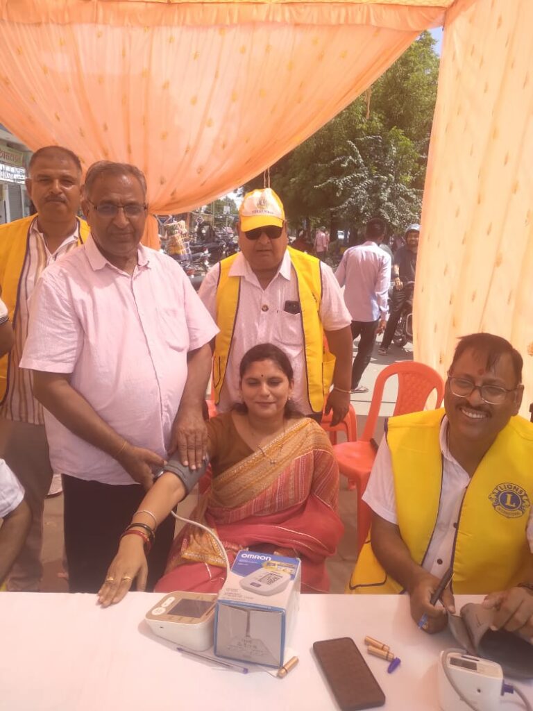 लायंस क्लब नव जीवन विद्युत विहार ने लगाया निःशुल्क स्वास्थ्य शिविर.