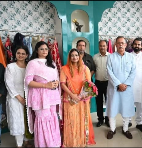 सिंगरौली की फैशन डिजाइनर श्रीमती अनामिका के परिधानों की गूंज राजधानी भोपाल में.