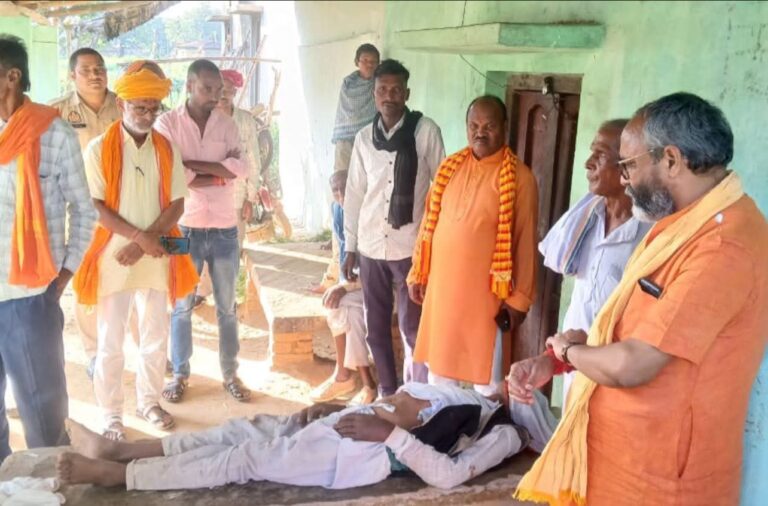 अमिला धाम जाते श्रद्धालुओं पर भौरों का हमला, एक की मौत, दर्जनों घायल.