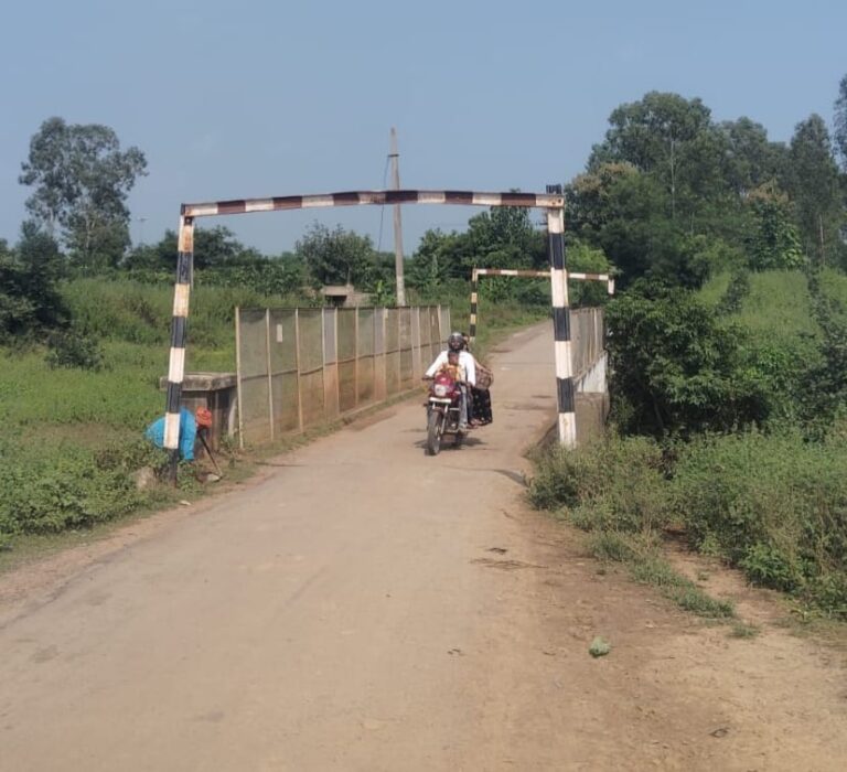 चुर्क में दुर्गा विसर्जन पर रेलवे बैरिकेडिंग बनी बाधा:प्रशासन ने समाधान का दिया आश्वासन, जनता मेंआक्रोश।