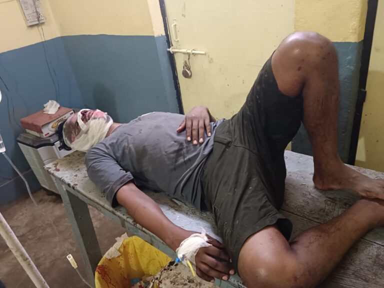 दुद्धी बाजार से सेंट मैंरी स्कूल जा रहा स्टॉफ लोहे की रखी मशीन से टकराया हालत गंभीर रेफर।