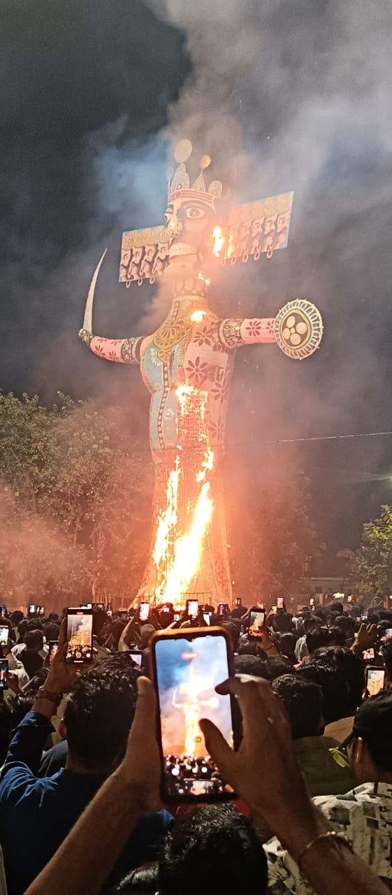 रेणुकूट में विजयादशमी पर्व पर 90 फीट ऊंचे रावण का हुआ दहन, हजारों लोग आये देखने।