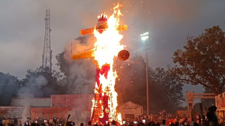 दुद्धी : असत्य पर सत्य की विजय का प्रतीक रावण दहन, उमड़ा आस्था का जनसैलाब।