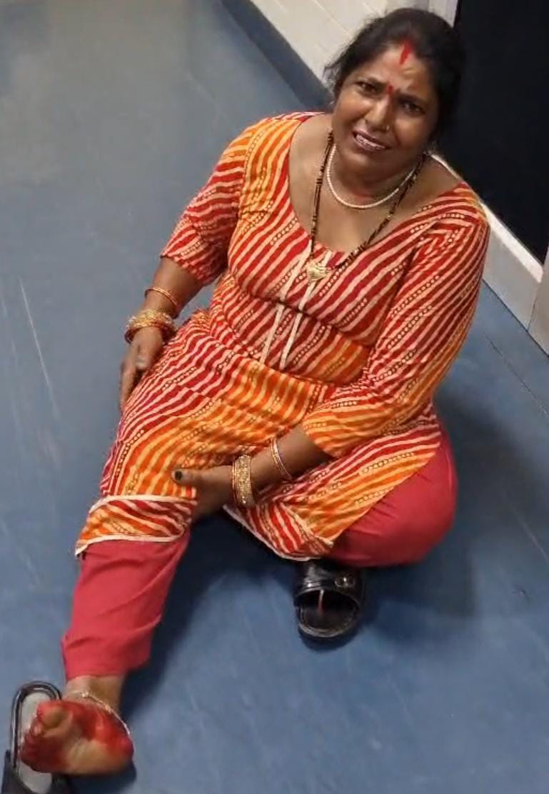 रेनुकूट दशहरा उत्सव में भीड़ में फटा स्काई शॉट पटाखा, चार लोग हुए घायल।