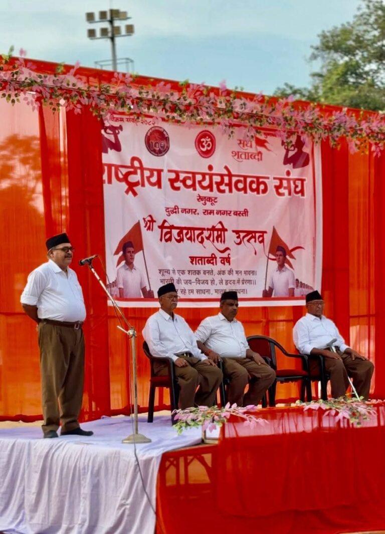 दुद्धी – राष्ट्रीय स्वयंसेवक संघ का शताब्दी वर्ष पर,हजारों ने सामाजिक सहभागिता, नागरिक कर्तव्यों के संकल्पों के बीच गुरुध्वज के नेतृत्व में दण्ड के साथ किया पथ संचालन।