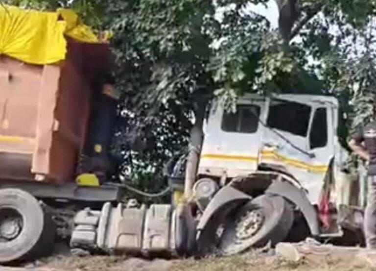 मकरा खदान के पास 100 फीट नीचे पिकअप खाई में गिरी, ड्राइवर की मौत, ट्रक चालक हुआ फरार।